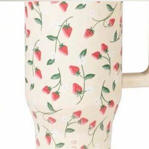 HydroJug 40 oz Charming Strawberry Print Cream Mug